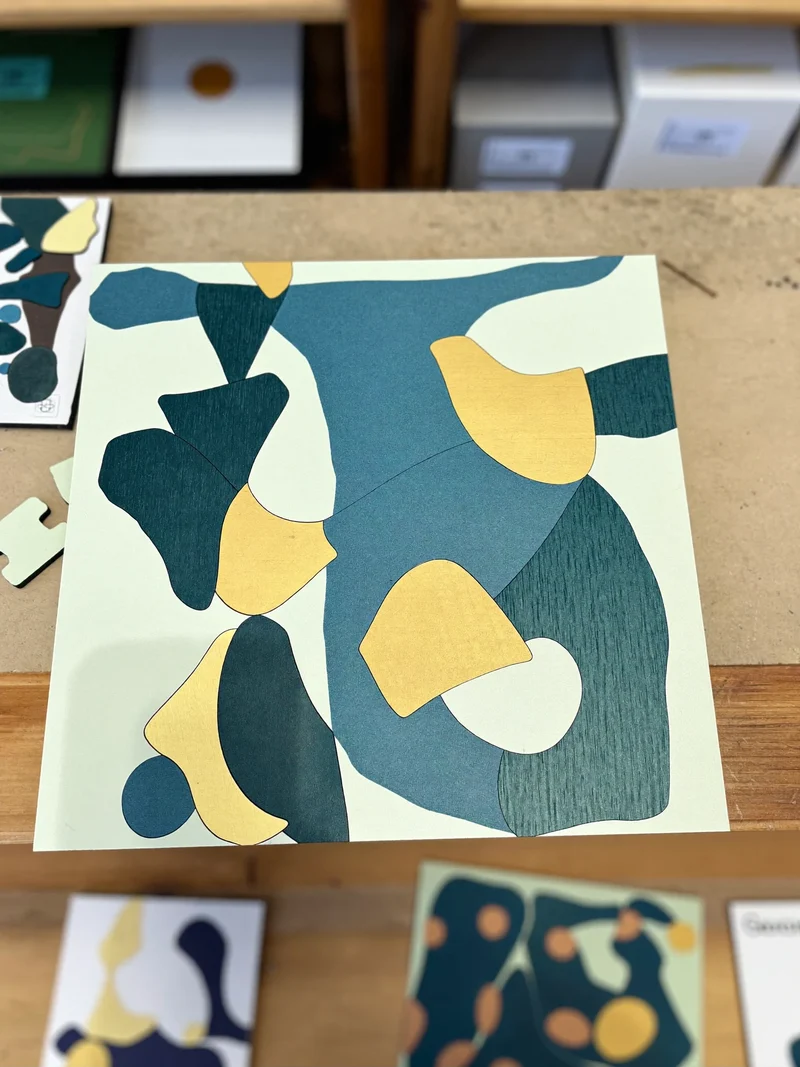 Illustration: abstraktes Holzpuzzle als fiktive Designstudie